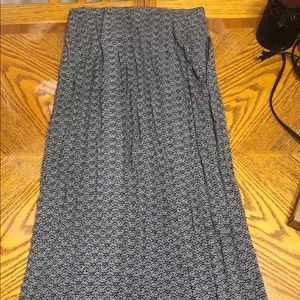 Easy flowing Skirt form waste to floor